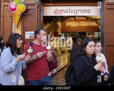 Rom, Italien. 11.. November 2022. In Rom, Italien, essen Menschen Eis, 11. November 2022. In großen Regionen Norditaliens gab es in diesem Jahr den heißesten Oktober seit Beginn der Rekorde im Jahr 1800, sagte der Nationale Forschungsrat Italiens am Dienstag. Quelle: Jin Mamengni/Xinhua/Alamy Live News Stockfoto