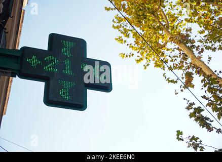 Rom. 11.. November 2022. Dieses Foto, das am 11. November 2022 aufgenommen wurde, zeigt ein Thermometer, das in Rom, Italien, eine Echtzeittemperatur von 21 Grad Celsius anzeigt. In großen Regionen Norditaliens gab es in diesem Jahr den heißesten Oktober seit Beginn der Rekorde im Jahr 1800, sagte der Nationale Forschungsrat Italiens am Dienstag. Quelle: Jin Mamengni/Xinhua/Alamy Live News Stockfoto