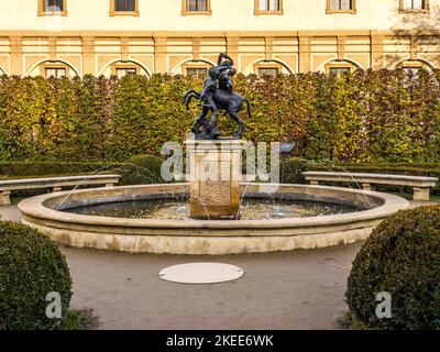 Farbenfroher Herbst in der Morgensonne im Garten des Schlosses Waldstein in Prag in der Tschechischen republik Stockfoto