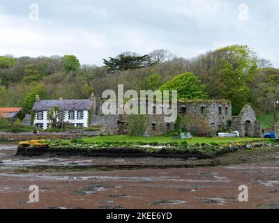 Die Ruinen des Gebäudes. Alte Architektur. Die Ruinen von Arundel Grain Store, West Cork.The 16. Century Grain Store. Stockfoto