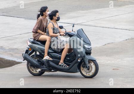 SAMUT PRAKAN, THAILAND, SEP 29 2022, wo Frauen auf dem Motorrad auf der Straße fahren. Stockfoto