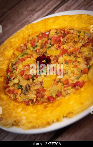 Rezept Omelett mit Paprika, Zwiebeln, Tomaten, Zucchini und Koriander Stockfoto