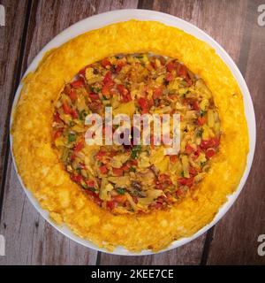 Rezept Omelett mit Paprika, Zwiebeln, Tomaten, Zucchini und Koriander Stockfoto