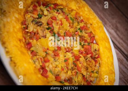 Rezept Omelett mit Paprika, Zwiebeln, Tomaten, Zucchini und Koriander Stockfoto