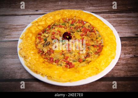 Rezept Omelett mit Paprika, Zwiebeln, Tomaten, Zucchini und Koriander Stockfoto