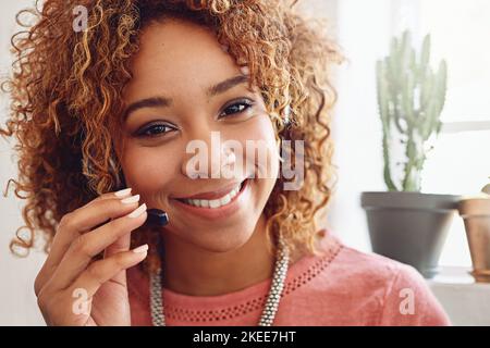 Ich bin so ein Torgräber. Ein Callcenter-Agent lächelt an der Kamera. Stockfoto