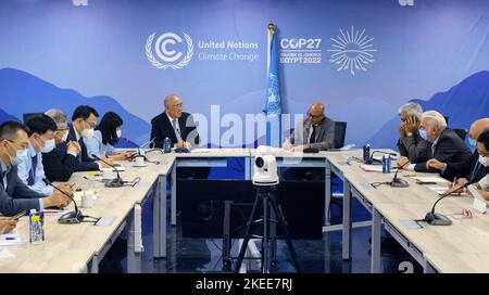 (221112) -- SHARM EL-SHEIKH, 12. November 2022 (Xinhua) -- Xie Zhenhua (L, Mitte), Sonderbeauftragter für den chinesischen Präsidenten Xi Jinping und Chinas Sondergesandten für den Klimawandel, und Zhao Yingmin (4. L), Der Leiter der chinesischen Delegation zur Sitzung der Konferenz der Vertragsparteien (COP27) bei der UNFCCC 27. und der Vizeminister des chinesischen Umweltministeriums treffen sich mit dem Exekutivsekretär der Klimarahmenkonvention der Vereinten Nationen (UNFCCC) Simon Stiell (R, Mitte) Während der COP27 in Sharm El-Sheikh, Ägypten, 11. November 2022. (Chinesische Delegation bei COP27/Handout Stockfoto