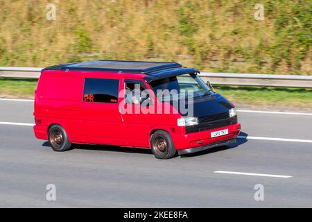 2002 VW Volkswagen Transporter rot 888 P/V 88BHP TDI, 2461 ccm Diesel Fünfgang-Schaltfenster LCV-Kastenwagen; Wohnmobil auf der Autobahn M6 in Großbritannien Stockfoto