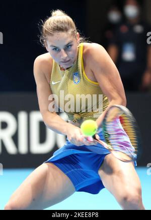 Tokio, Japan. 12.. November 2022. Marta Kostyuk aus der Ukraine gibt am Samstag, den 12. November 2022, beim Weltgruppenspiel des Billy Jean King Cup im Ariake Coliseum in Tokio den Ball gegen die japanische Mayuka Uchijima zurück. Kostyuk besiegte Uchijima 6-0, 6-3 und die Ukraine gewann das Play-off 3-1. Quelle: Yoshio Tsunoda/AFLO/Alamy Live News Stockfoto