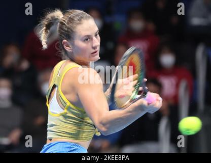 Tokio, Japan. 12.. November 2022. Marta Kostyuk aus der Ukraine gibt am Samstag, den 12. November 2022, beim Weltgruppenspiel des Billy Jean King Cup im Ariake Coliseum in Tokio den Ball gegen die japanische Mayuka Uchijima zurück. Kostyuk besiegte Uchijima 6-0, 6-3 und die Ukraine gewann das Play-off 3-1. Quelle: Yoshio Tsunoda/AFLO/Alamy Live News Stockfoto