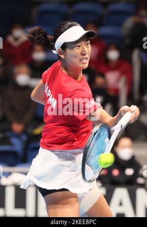 Tokio, Japan. 12.. November 2022. Die Japanerin Moyuka Uchijima gibt am Samstag, den 12. November 2022, im Ariake Coliseum in Tokio den Ball gegen Marta Kostyuk aus der Ukraine beim Tennisturnier Billy Jean King Cup zurück. Kostyuk besiegte Uchijima 6-0, 6-3 und die Ukraine gewann das Play-off 3-1. Quelle: Yoshio Tsunoda/AFLO/Alamy Live News Stockfoto