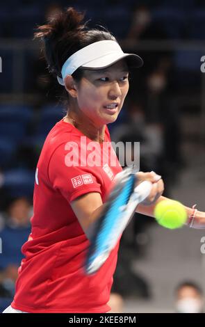 Tokio, Japan. 12.. November 2022. Die japanische Moyuka Uchijima hat am Samstag, den 12. November 2022, den Ball gegen Marta Kostyuk aus der Ukraine beim Weltgruppenspiel des Billy Jean King Cup-Tennisturniers im Ariake Coliseum in Tokio wiederaufgenommen. Kostyuk besiegte Uchijima 6-0, 6-3 und die Ukraine gewann das Play-off 3-1. Quelle: Yoshio Tsunoda/AFLO/Alamy Live News Stockfoto