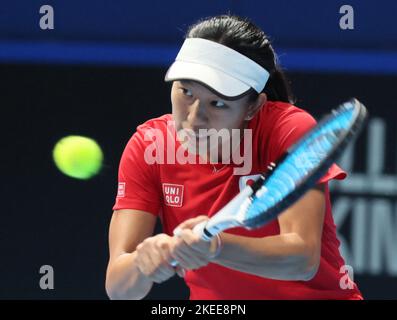 Tokio, Japan. 12.. November 2022. Die Japanerin Moyuka Uchijima gibt am Samstag, den 12. November 2022, im Ariake Coliseum in Tokio den Ball gegen Marta Kostyuk aus der Ukraine beim Tennisturnier Billy Jean King Cup zurück. Kostyuk besiegte Uchijima 6-0, 6-3 und die Ukraine gewann das Play-off 3-1. Quelle: Yoshio Tsunoda/AFLO/Alamy Live News Stockfoto