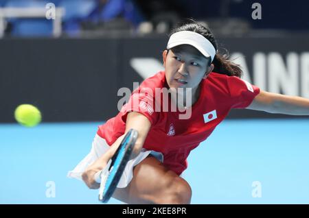 Tokio, Japan. 12.. November 2022. Die Japanerin Moyuka Uchijima gibt am Samstag, den 12. November 2022, im Ariake Coliseum in Tokio den Ball gegen Marta Kostyuk aus der Ukraine beim Tennisturnier Billy Jean King Cup zurück. Kostyuk besiegte Uchijima 6-0, 6-3 und die Ukraine gewann das Play-off 3-1. Quelle: Yoshio Tsunoda/AFLO/Alamy Live News Stockfoto