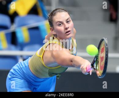 Tokio, Japan. 12.. November 2022. Marta Kostyuk aus der Ukraine gibt am Samstag, den 12. November 2022, beim Weltgruppenspiel des Billy Jean King Cup im Ariake Coliseum in Tokio den Ball gegen die japanische Mayuka Uchijima zurück. Kostyuk besiegte Uchijima 6-0, 6-3 und die Ukraine gewann das Play-off 3-1. Quelle: Yoshio Tsunoda/AFLO/Alamy Live News Stockfoto