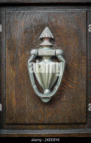 Dekorative Schaukel, um an Türen zu klopfen, als die modernen Glocken verwendet Stockfoto