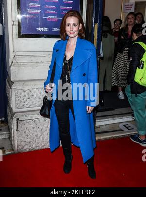 Amy Nuttall besucht die Pressenacht zu „Death Drop: Back in the Habit“ im Garrick Theatre in London. Stockfoto