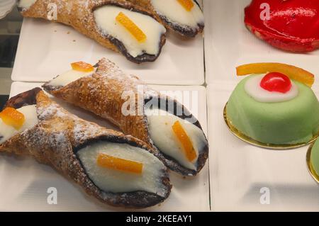 Sizilianische Cannoli typisches Gebäck aus Süditalien mit Ricotta-Käse Stockfoto