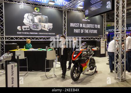 Motorrad und Zubehör ausgestellt auf der EICMA, internationale Motorradausstellung am 2022. NOVEMBER, Mailand, Lombardei Stockfoto