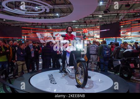 Motorrad und Zubehör ausgestellt auf der EICMA, internationale Motorradausstellung am 2022. NOVEMBER, Mailand, Lombardei Stockfoto