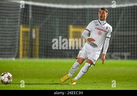 Roeselare, Belgien. 11.. November 2022, Ethan Butera (58) von RSCA Futures während eines Fußballspiels zwischen Club Brugge NXT und RSCA Futures während des 13. Spieltages in der Challenger Pro League für die Saison 2022-2023, am Freitag, den 11.. November 2022 in Roeselare, Belgien. FOTO DAVID CATRY | SPORTPIX Stockfoto