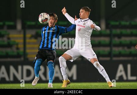 Roeselare, Belgien. 11.. November 2022, Shion Homma (10) vom Club NXT mit Ethan Butera (58) von RSCA Futures während eines Fußballspiels zwischen Club Brugge NXT und RSCA Futures während des 13. Spieltages in der Challenger Pro League für die Saison 2022-2023 , Am Freitag, 11.. November 2022 in Roeselare, Belgien. FOTO DAVID CATRY | SPORTPIX Stockfoto