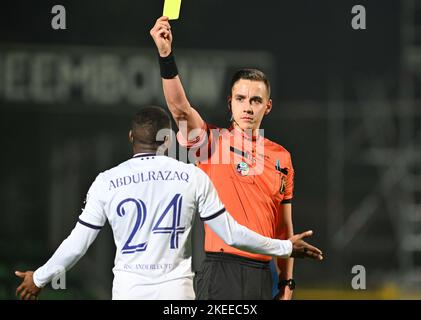 Roeselare, Belgien. 11.. November 2022, Schiedsrichter Michiel Allaerts zeigt die gelbe Karte gegen Abdulrazaq Ishaq (24) von RSCA Futures während eines Fußballspiels zwischen Club Brugge NXT und RSCA Futures während des 13. Spieltages in der Challenger Pro League für die Saison 2022-2023 , Am Freitag, 11.. November 2022 in Roeselare, Belgien. FOTO DAVID CATRY | SPORTPIX Stockfoto