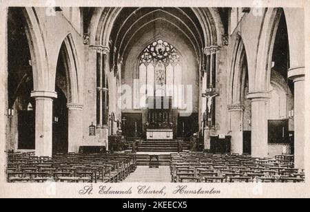 Innenraum der St. Edmund's Church, Hunstanton, Norfolk mit Blick nach Osten, nach einer Postkarte aus dem Jahr 1928. Die Kirche wurde von Frederick Preedy entworfen und die Bauarbeiten begannen 1865. Das ursprüngliche Design forderte einen nordwestlichen Turm, aber dieser wurde nie aus Mangel an Mitteln gebaut. Stockfoto