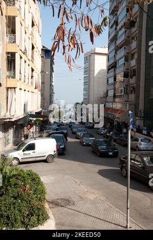 Blick auf die Straße mit Mittelmeer am Ende der Straße, Beirut, Libanon, Naher Osten Stockfoto