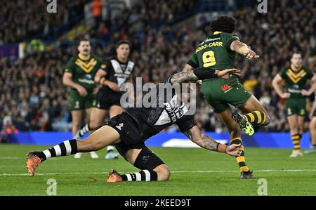 Leeds, Großbritannien. 11.. November 2022. Rugby League World Cup 2021. Australien V Neuseeland. Elland Road. Leeds. Moses Leota (Neuseeland) tagt Josh Addo-Carr (Australien) während des Halbfinalmatches der Rugby League Australia V New Zealand. Kredit: Sport In Bildern/Alamy Live Nachrichten Stockfoto