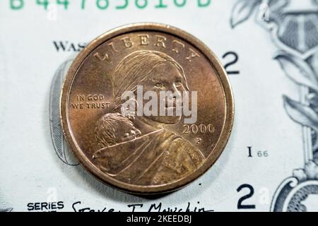 Die goldene Sacagawea-Dollar-Serie 2000, amerikanische 1-Dollar-Münze der Serie 2000 zeigt ein Profil von Sacagawea mit ihrem Kind Jean Baptiste Charbo Stockfoto