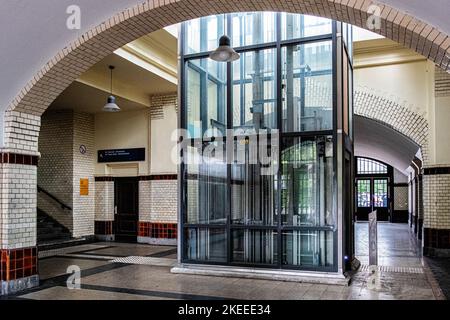 S Wilhelmsruh, S-Bahn-Station bedient S1 & S26 Linien, Reinickendorf, Berlin. Architekt Ernst Schwartz. Stockfoto