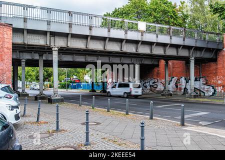 S Wilhelmsruh, S-Bahn-Brücke, Station bedient S1 & S26 Linien, Reinickendorf, Berlin. Architekt Ernst Schwartz. Die Eisenbahnstation Stockfoto