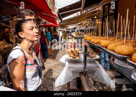 Ein Paar, das Mittagessen an Einem Imbissstand im Capo Markt (Mercado del Capo), Palermo, Sizilien, Italien kauft. Stockfoto