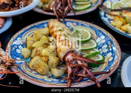 Verschiedene Fischgerichte zum Verkauf auf dem Capo Markt (Mercado del Capo), Palermo, Sizilien, Italien. Stockfoto