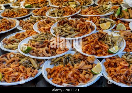 Verschiedene Fischgerichte zum Verkauf auf dem Capo Markt (Mercado del Capo), Palermo, Sizilien, Italien. Stockfoto