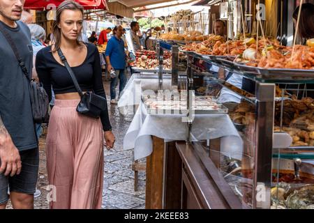 Ein Pärchen beim Mittagessen an Einem Stand im Capo Markt (Mercado del Capo), Palermo, Sizilien, Italien. Stockfoto