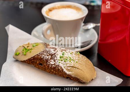 Ein Cappuccino und traditionelle sizilianische Cannoli, Palermo, Sizilien, Italien. Stockfoto
