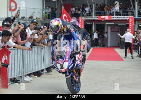 Mandalika. 12.. November 2022. Toprak Razgatlioglu von Pata Yamaha mit dem BRIXX WorldSBK Team hebt den Hinterreifen während des Rennens 1 der WorldSBK 2022 Pirelli Indonesian Round auf dem Mandalika Circuit, Mandalika in der Provinz West Nusa Tenggara in Indonesien am 12. November 2022. Quelle: Veri Sanovri/Xinhua/Alamy Live News Stockfoto