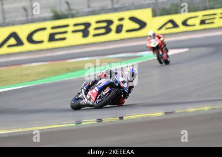 Mandalika. 12.. November 2022. Toprak Razgatlioglu (Front) von Pata Yamaha mit BRIXX WorldSBK Team fährt während des Rennens 1 der WorldSBK 2022 Pirelli Indonesian Round auf Mandalika Circuit, Mandalika der Provinz West Nusa Tenggara in Indonesien am 12. November 2022. Quelle: Veri Sanovri/Xinhua/Alamy Live News Stockfoto