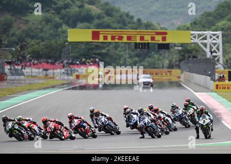 Mandalika. 12.. November 2022. Die Fahrer treten am 12. November 2022 beim Rennen 1 der WorldSBK 2022 Pirelli Indonesian Round auf dem Mandalika Circuit in Mandalika in der Provinz West Nusa Tenggara in Indonesien an. Quelle: Veri Sanovri/Xinhua/Alamy Live News Stockfoto