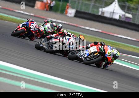 Mandalika. 12.. November 2022. Die Fahrer treten am 12. November 2022 beim Rennen 1 der WorldSBK 2022 Pirelli Indonesian Round auf dem Mandalika Circuit in Mandalika in der Provinz West Nusa Tenggara in Indonesien an. Quelle: Veri Sanovri/Xinhua/Alamy Live News Stockfoto