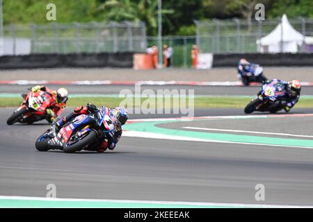 Mandalika. 12.. November 2022. Toprak Razgatlioglu (Front) von Pata Yamaha mit BRIXX WorldSBK Team fährt während des Rennens 1 der WorldSBK 2022 Pirelli Indonesian Round auf Mandalika Circuit, Mandalika der Provinz West Nusa Tenggara in Indonesien am 12. November 2022. Quelle: Veri Sanovri/Xinhua/Alamy Live News Stockfoto