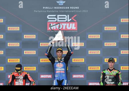 Mandalika. 12.. November 2022. Toprak Razgatlioglu (C) von Pata Yamaha mit BRIXX WorldSBK Team feiert auf dem Podium während der Preisverleihung nach dem Rennen 1 der WorldSBK 2022 Pirelli Indonesian Round auf Mandalika Circuit, Mandalika der Provinz West Nusa Tenggara in Indonesien am 12. November 2022. Quelle: Veri Sanovri/Xinhua/Alamy Live News Stockfoto