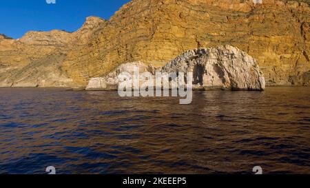 Sierra Helada Klippen und Mitjana Insel aus dem Meer, Benidorm, Alicante Provinz, Spanien Stockfoto
