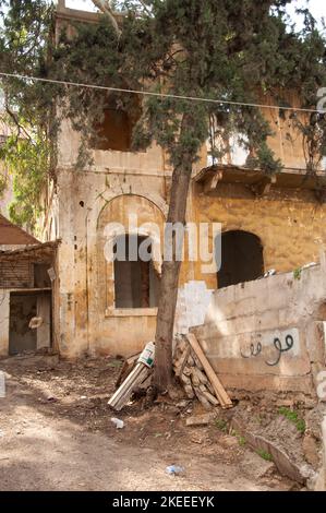 Kriegsgeschädigtes, traditionelles libanesisches Heim, Beirut, Libanon, Naher Osten. Ein Großteil der Kriegsschäden in Beirut wurde repariert, aber nicht dieses Haus. Stockfoto