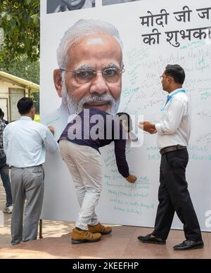 NEU-DELHI - SEP 17: Plakate mit Grußworten an den indischen Premierminister Narendra Damodardas Modi anlässlich seines Geburtstags am September in Neu-Delhi Stockfoto