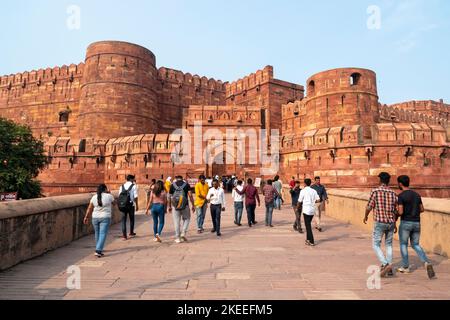 AGRA - SEP 24: Die Hauptansicht der Festung Agra mit roten Mauern, Tor und Türmen. Tourist in der Roten Festung in Agra am 24. September. 2022 in Indien Stockfoto