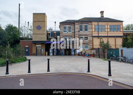 London - November 2022: Hanwell Station, eine Hauptbahnstation in Ealing West London Stockfoto