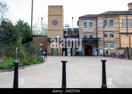 London - November 2022: Hanwell Station, eine Hauptbahnstation in Ealing West London Stockfoto